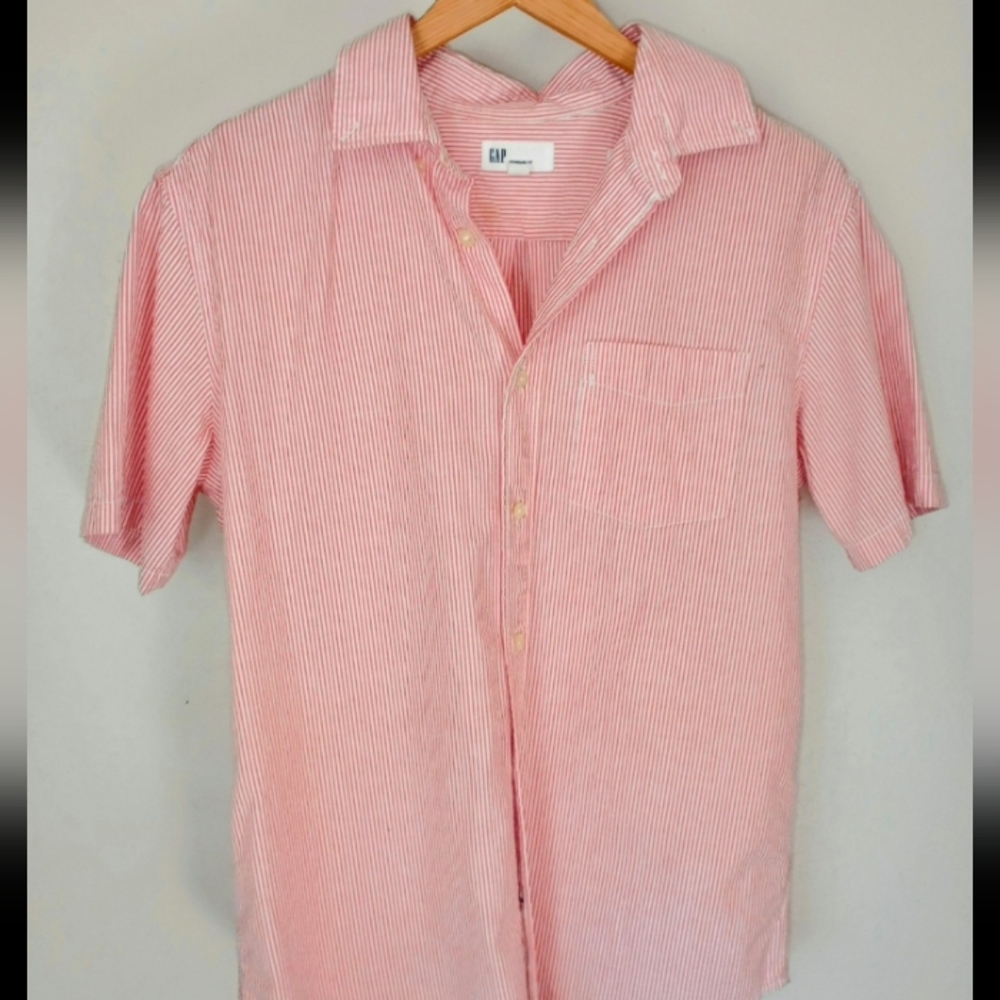 GAP Men's Standard Fit Red Striped Shirt